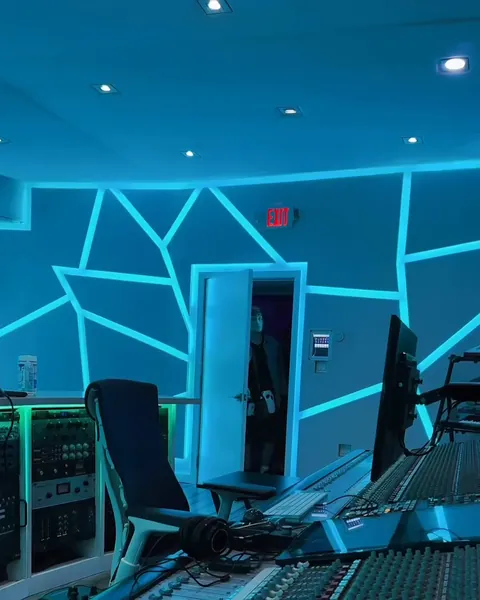 Sala de control de Rebel 11 Studios en Miami, con luces turquesa, durante el Bootcamp Macuto Music