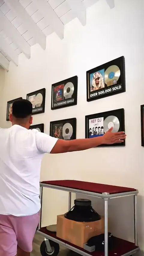 Pared de discos de oro y platino en un estudio