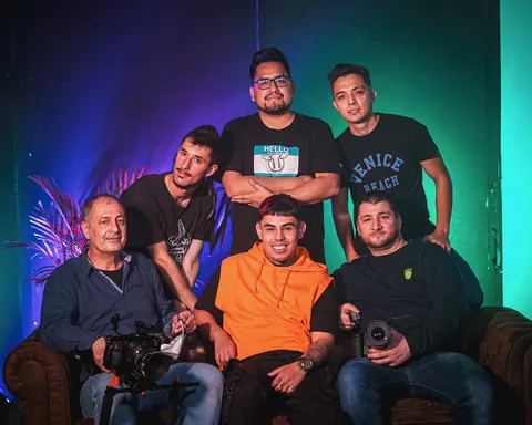 El equipo de rodaje con sus cámaras en un estudio con luces de color