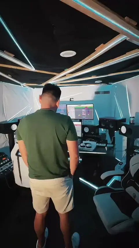 Un productor entra en un estudio con techo de luces LED