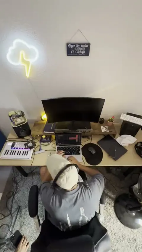 Vista cenital de un productor trabajando en su estudio