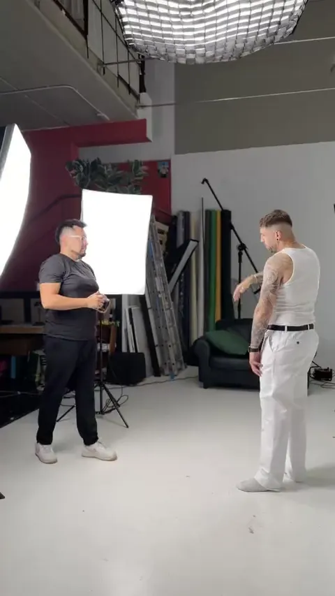 Sesión de fotos en plató: Macuto fotografía a un artista entre focos y difusores