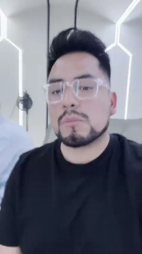 Macuto graba un selfi en el estudio con un artista detrás