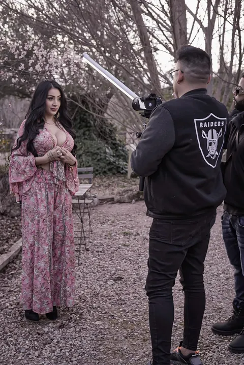 Sesión de fotos en exterior: una artista con vestido de flores y el fotógrafo con su cámara