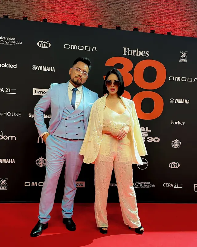 Macuto con traje azul junto a Neyver en la alfombra roja del Festival Forbes 30 Under 30 de 2025