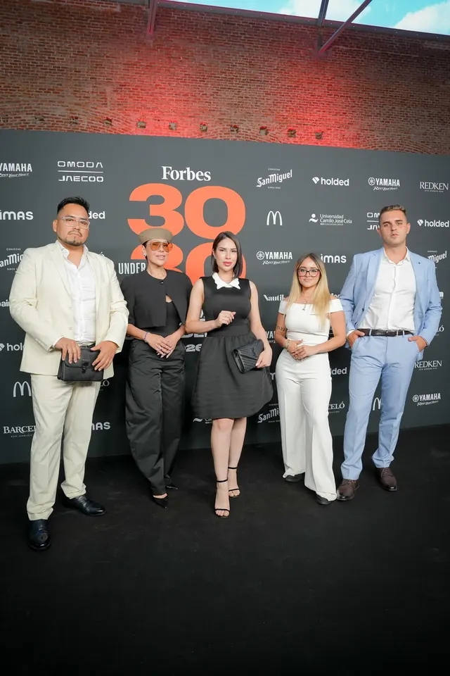 Macuto con Neyver, Lili, Jorge y Ester en el photocall del Festival Forbes 30 Under 30 de 2026