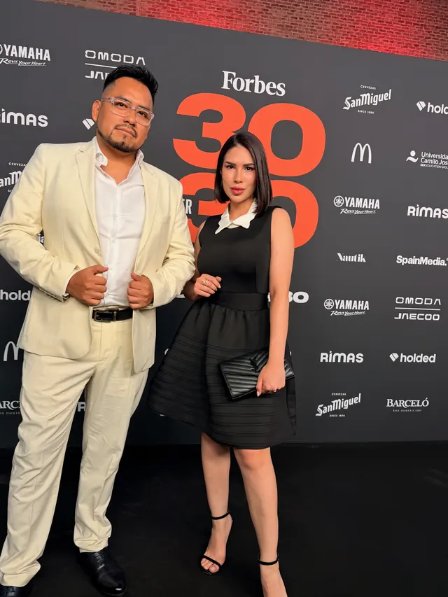 Macuto con traje crema junto a Neyver en el photocall del Festival Forbes 30 Under 30 de 2026