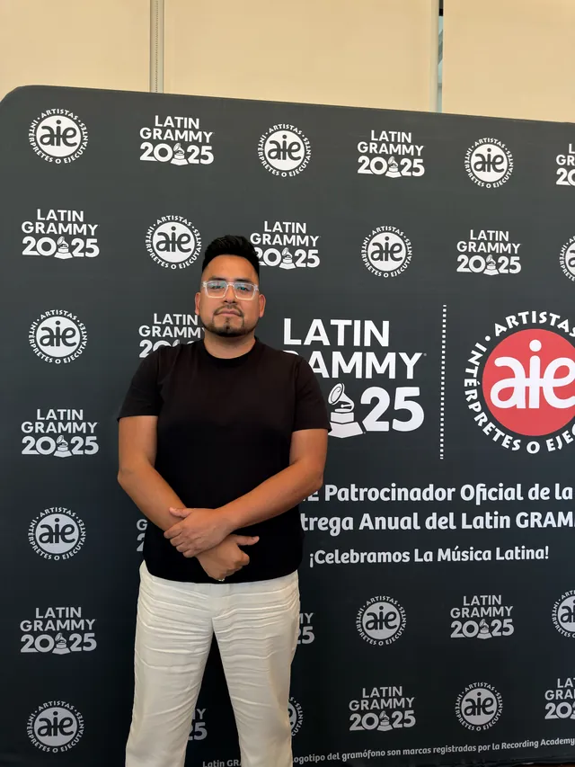 Macuto ante el photocall de AIE, patrocinador oficial del Latin GRAMMY 2025