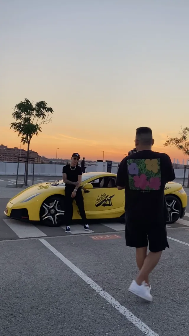 Rodaje con Baby Rasta al atardecer, junto a un deportivo amarillo