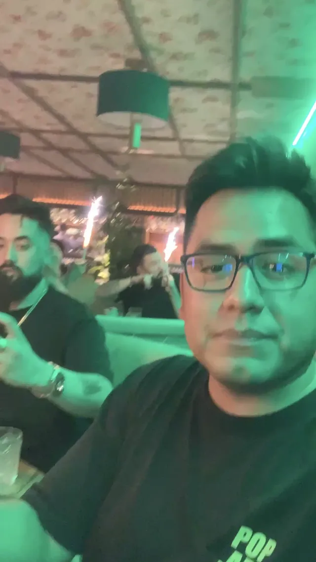 Cena con DT Bilardo y Everland en un restaurante, con una bengala en la mesa
