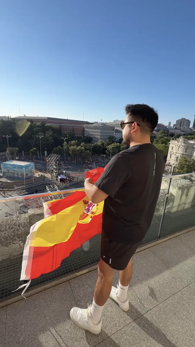 Macuto con la bandera de España en una terraza del Palacio de Cibeles, el día de la final del Mundial 2026