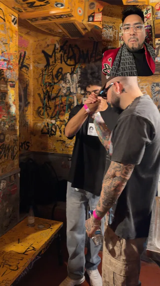 El Neeus en el camerino de su concierto en Madrid, con Macuto en recuadro