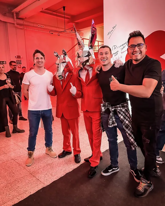 Macuto y dos invitados con dos personas disfrazadas con máscaras de conejo en un evento de YouTube de 2022