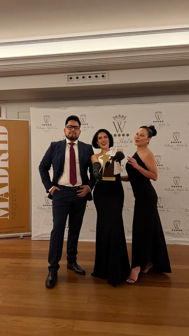 Macuto con dos invitadas, una con un premio, en una gala de premios del Hotel Wellington de Madrid
