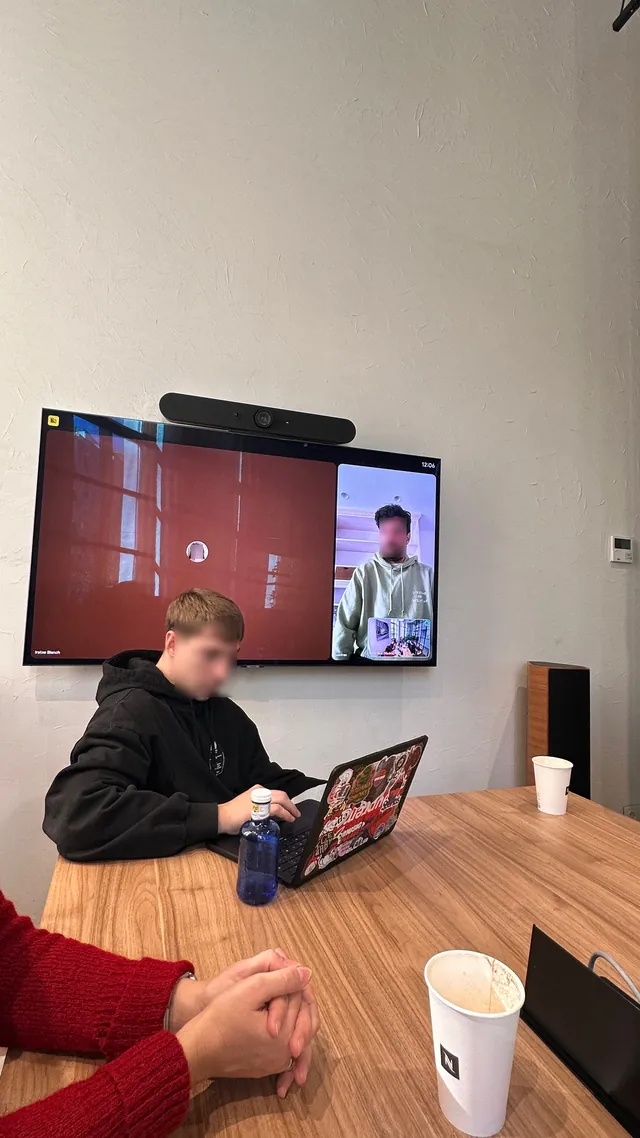 Reunión ejecutiva en Warner Music, con una videollamada en pantalla
