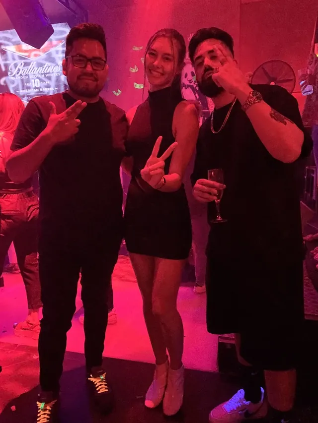 Macuto con Vilu Gontero y DT Bilardo en una discoteca