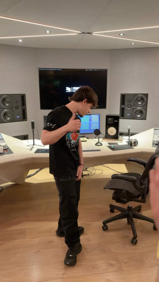 Un artista del DAP canta su tema en la sala de control durante la Mastermind DAP