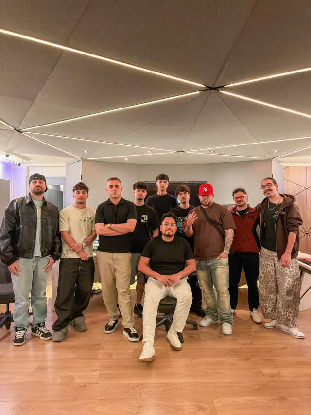 Foto de grupo de los artistas del DAP y el equipo en el estudio, en la Mastermind DAP