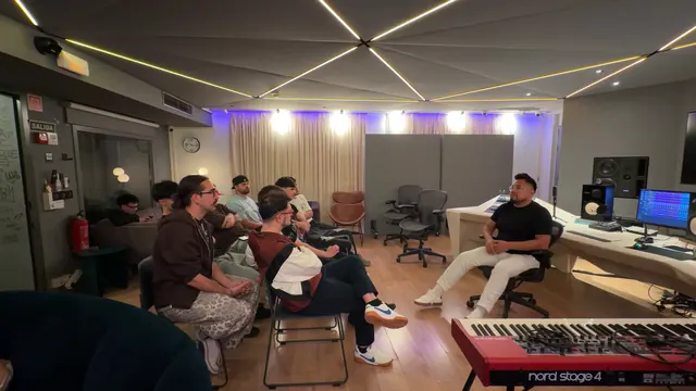 La sala de control llena de artistas del DAP durante una sesión de la Mastermind DAP