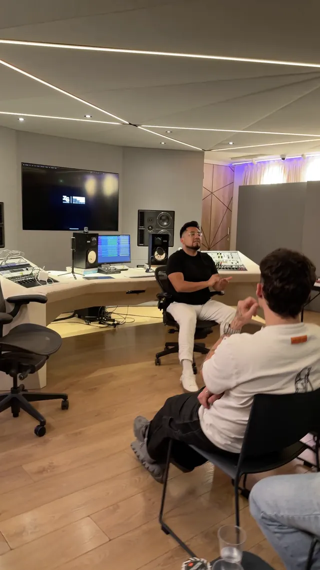 Artistas del DAP sentados escuchan una sesión en la sala de control, en la Mastermind DAP