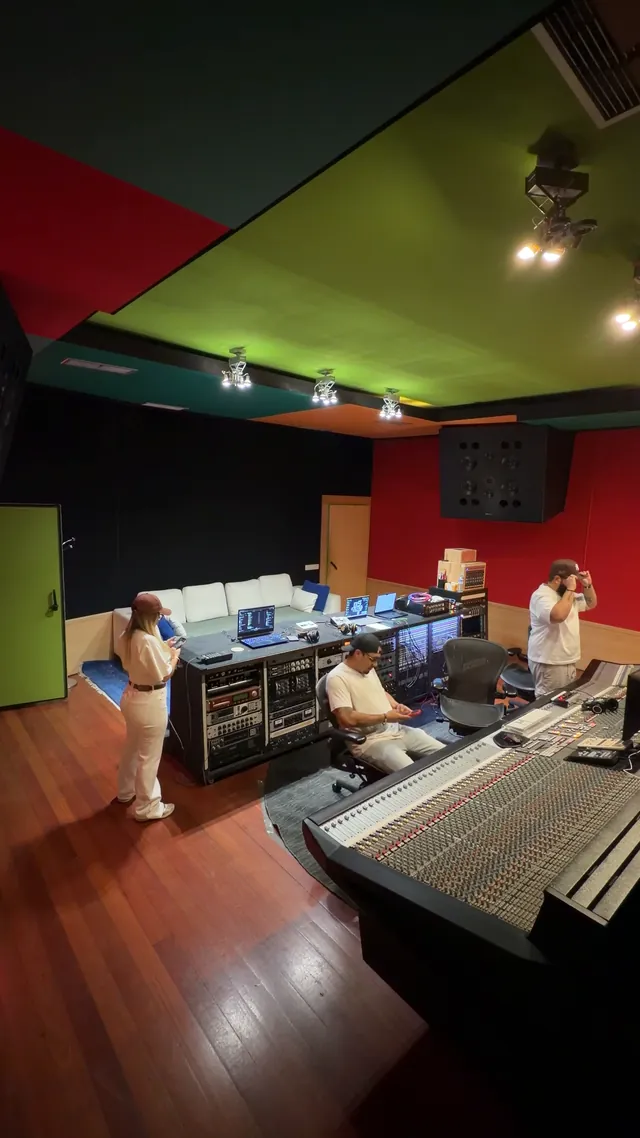 La sala de control de PKO Studios, vacía al principio y llena de artistas del DAP en pocos segundos (vídeo acelerado)