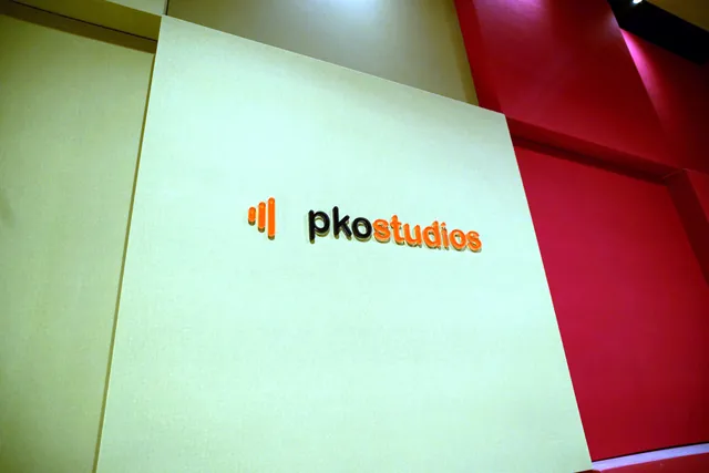 Logotipo de PKO Studios en la pared del estudio