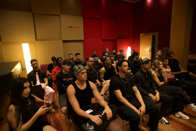 Sala llena de artistas del DAP sentados escuchando en PKO Studios