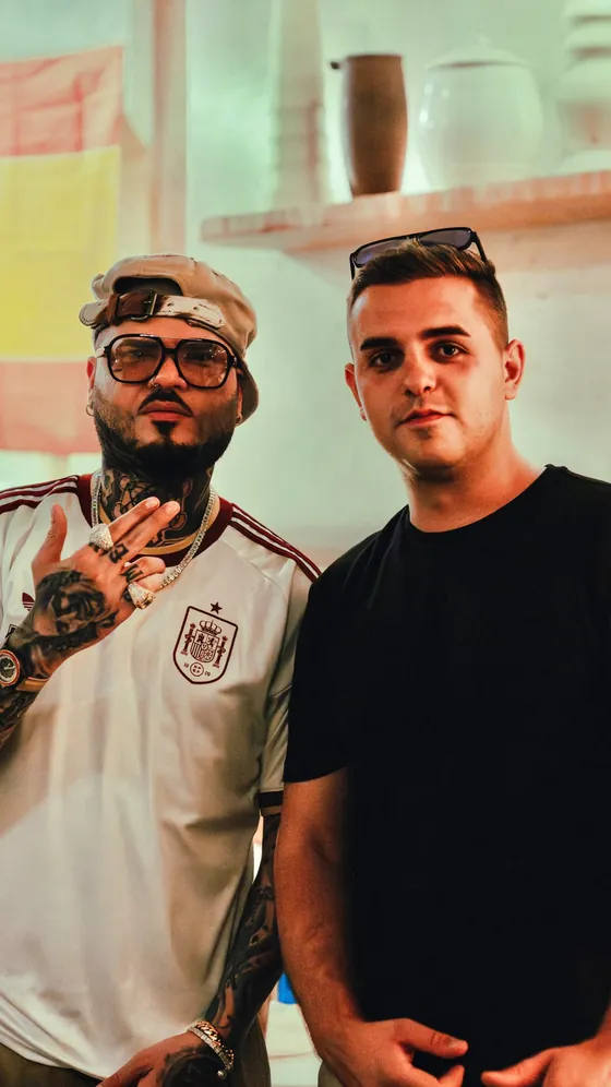 Farruko junto a Jorge, A&R de Macuto Music