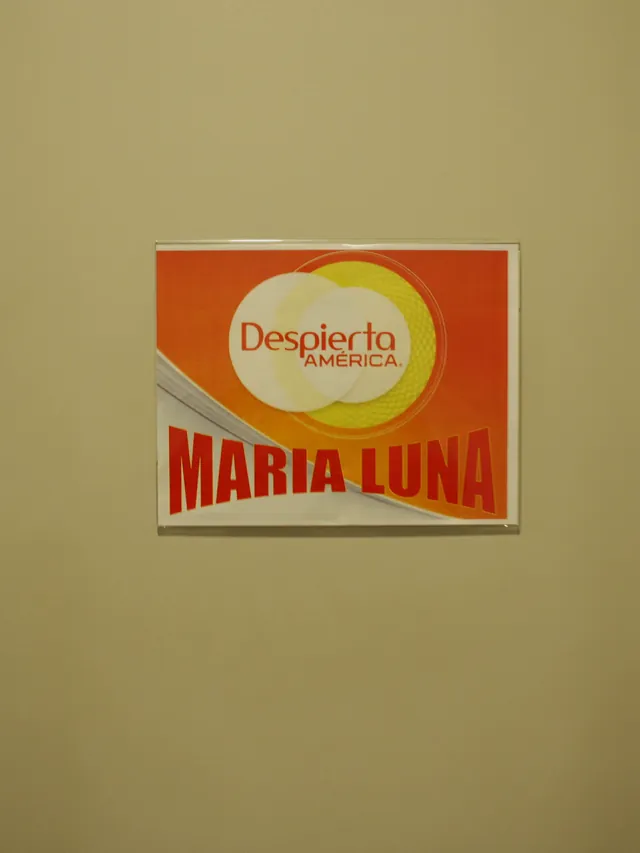 Cartel de Despierta América con el nombre de María Luna en la puerta de su camerino