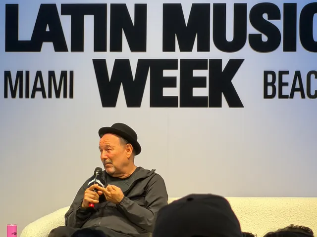 Una conferencia en el escenario de Billboard Latin Music Week, vista desde el público
