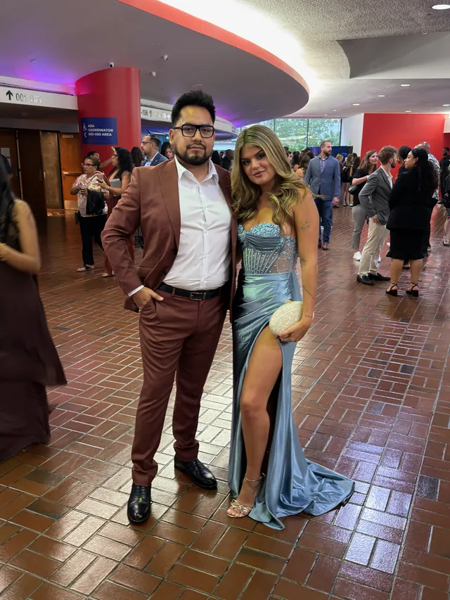 Macuto, con traje granate, junto a María Luna en la noche de los Billboard Latin Music Awards