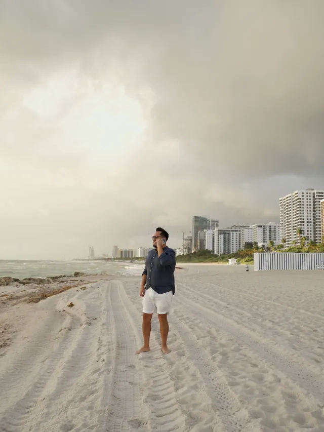 Macuto en la playa de Miami Beach, con los edificios detrás y el cielo nublado