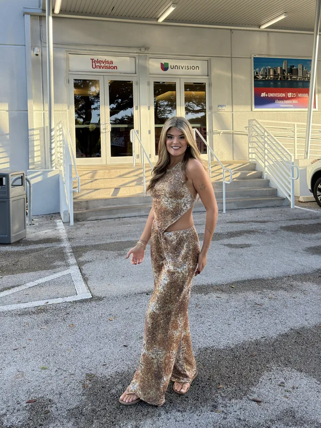María Luna a la entrada de los estudios de Univision, con el logotipo de la cadena sobre la puerta
