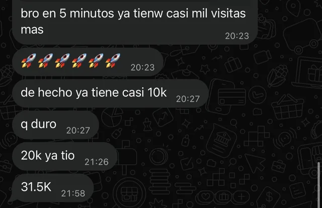 Mensajes de WhatsApp de un artista: «bro en 5 minutos ya tienw casi mil visitas mas», seis cohetes, «de hecho ya tiene casi 10k», «q duro», «20k ya tio», «31.5K»